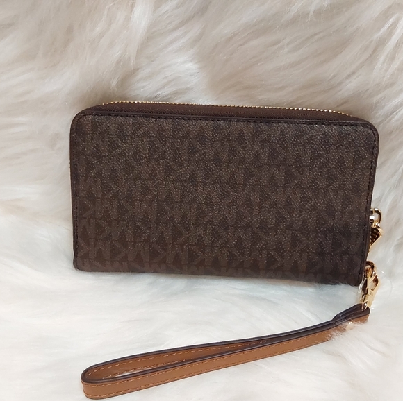 Signature Jet Set Flat Multifunction Phone Case/ wristlet - Picture 5 of 9